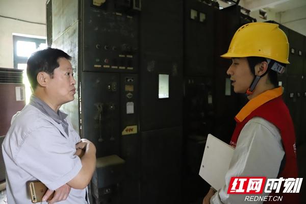 国网岳阳供电公司:上门开展用电服务为客户降本节能